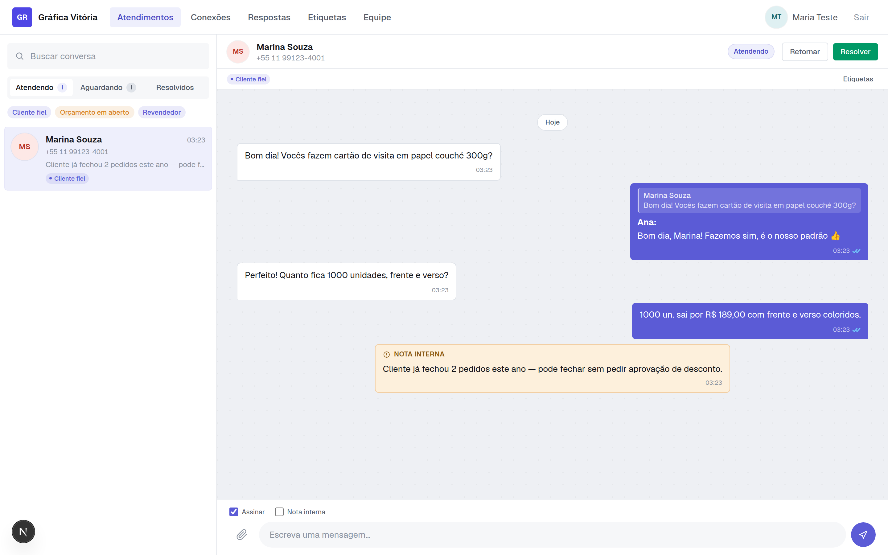 Tela de atendimento do Pixel Lab, mostrando uma conversa com etiqueta de cliente, resposta assinada e uma nota interna para a equipe